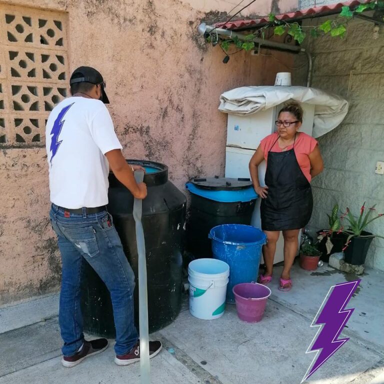 Alfredo Mate lleva agua a las colonias de Acapulco