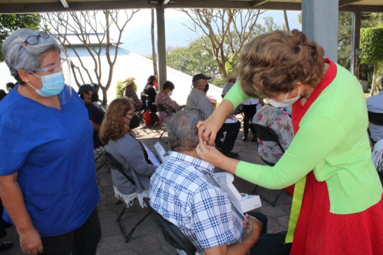 ENTREGA MERCEDES CALVO APARATOS AUDITIVOS Y PRÓTESIS DENTALES A ADULTOS MAYORES