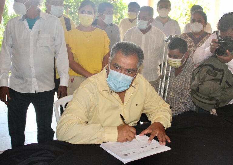 Se registra Víctor Aguirre como precandidato del PRD a la alcaldía de Acapulco en Chilpancingo