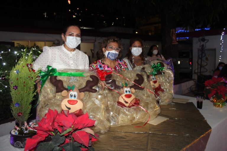 Comparte Adela Román cena de Navidad en Villa de las Niñas