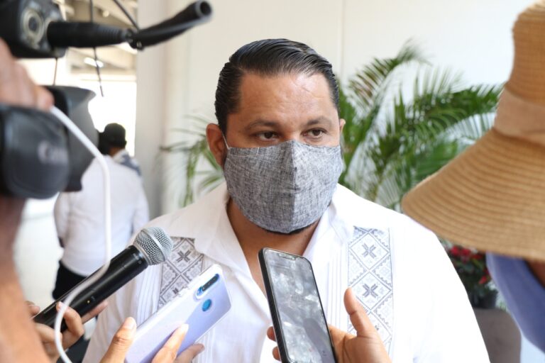 Acapulco, Gro., 22 de diciembre de 2020.- A pesar de la contingencia sanitaria por el COVID-19 y, que las escuelas permanecen cerradas, estudiantes de colonias suburbanas y comunidades rurales recibieron nuevamente paquetes del programa Desayunos Escolares, llevados por el DIF Acapulco.  Con la representación de la presidenta del Sistema Municipal para el Desarrollo Integral de la Familia, Adriana Román Ocampo, el subdirector de Asistencia Social, Juan Ramón Castillo Verónica, manifestó que “la entrega del programa no detiene su marcha porque estamos cumpliendo el mandato del gobierno federal de darle prioridad a las familias pobres”.  Ante madres de familia de las comunidades de Texca, Las Joyas y La Sierrita, Castillo Verónica precisó que el DIF tampoco ha detenido los demás programas como la entrega de aparatos funcionales o el Programa Alimentario 2020, donde los principales beneficiarios son los adultos mayores, las mujeres embarazadas y los niños de cero a cinco años.  A su vez, Sandra Gómez Loeza, en representación de la primera trabajadora social del municipio, llamó a las amas de casa a celebrar las fiestas decembrinas a sana distancia y a no bajar la guardia, a fin de frenar la cadena de contagios y que Acapulco salga adelante.  Frente a niñas y niños que acompañaban a sus madres, en los patios de las escuelas de Ciudad Renacimiento, El Coloso, Las Ollitas y San José Cacahuatepec, Sandra Gómez reiteró que los programas sociales que se entregan, en coordinación con el DIF Nacional y DIF Guerrero, “son totalmente gratuitos y nadie debe ni puede lucrar con las despensas, lentes, sillas de ruedas ni andaderas”.  También en los jardines de niños y escuelas primarias de estas comunidades amas de casa y directoras agradecieron el apoyo que el DIF Acapulco y DIF Guerrero les brinda en estos momentos difíciles por el paso de la pandemia.