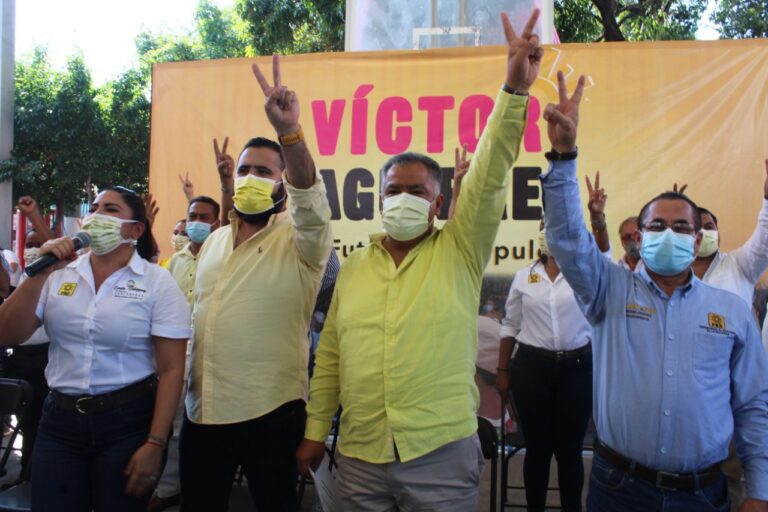 Acompañado de diputados, regidores y militantes del PRD, apoyan a Víctor Aguirre Alcaide para precandidato a la alcaldía de Acapulco.