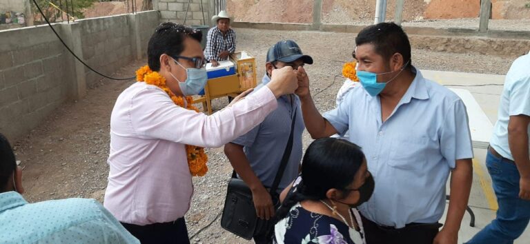 El Licenciado Victoriano Wences Real vista a pobladores de Tlapa d Comonfort