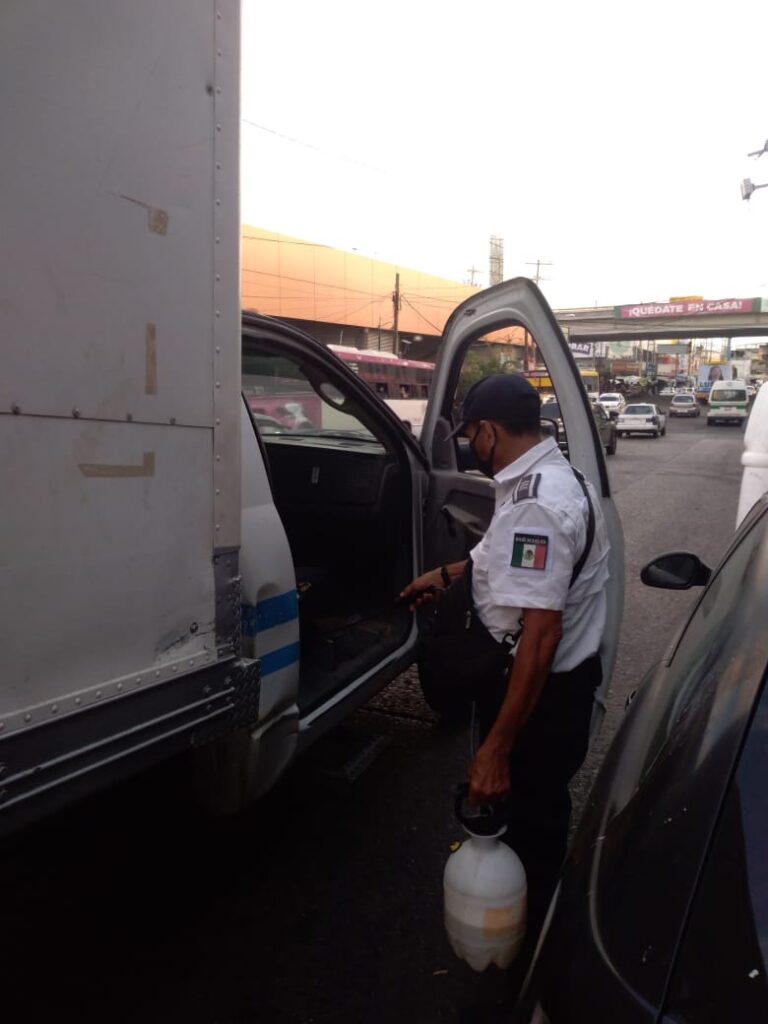 Coadyuva Policía Vial a desinfectar unidades del transporte público