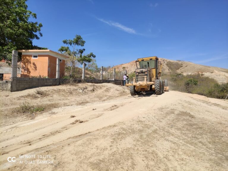 Avanza un 60% el rastrilleo de caminos saca cosechas en Acapulco