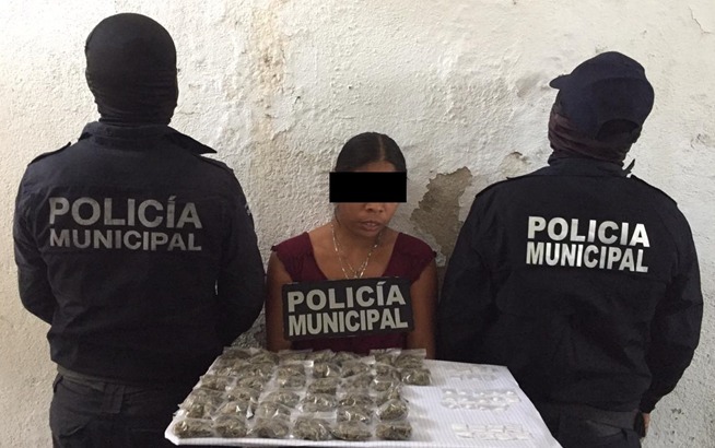 Detiene Policía Municipal a una mujer en posesión de probable droga