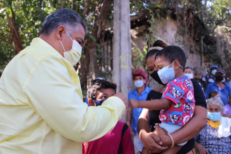 Víctor Aguirre da banderazo a tramo de la calle Miguel Hidalgo; vecinos reconocen su trabajo social por Acapulco