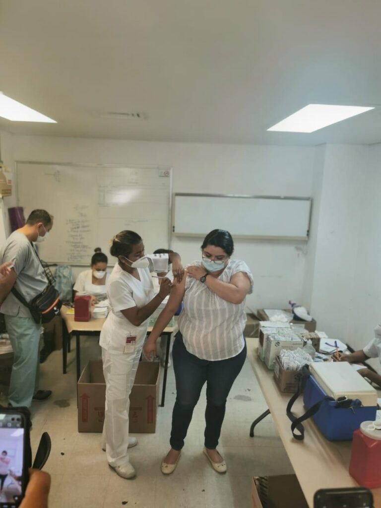 Llegan las primeras vacunas contra el COVID-19 al ISSSTE de Acapulco.