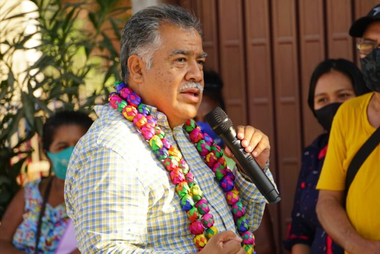 Inaugura Víctor Aguirre la pavimentación en la calle Hermenegildo Galeana de Acapulco