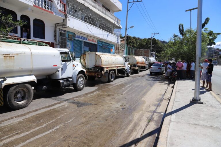 Arranca programa de agua en pipas en la zona poniente de Acapulco