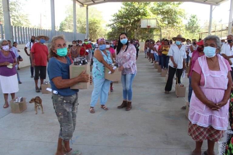 Agradecen ciudadanos apoyos del DIF Acapulco