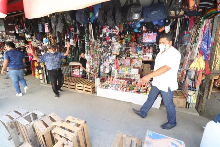 Alinea Vía Pública a 105 comerciantes informales en Las Cruces