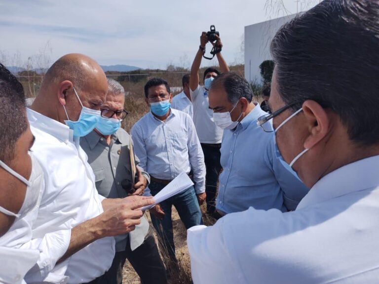 DAN SEGUIMIENTO HÉCTOR ASTUDILLO Y DIRECTIVOS DEL IMSS-BIENESTAR A LOS AVANCES PARA EQUIPAR Y PONER EN MARCHA LOS HOSPITALES DE PETATLÁN Y TECPAN