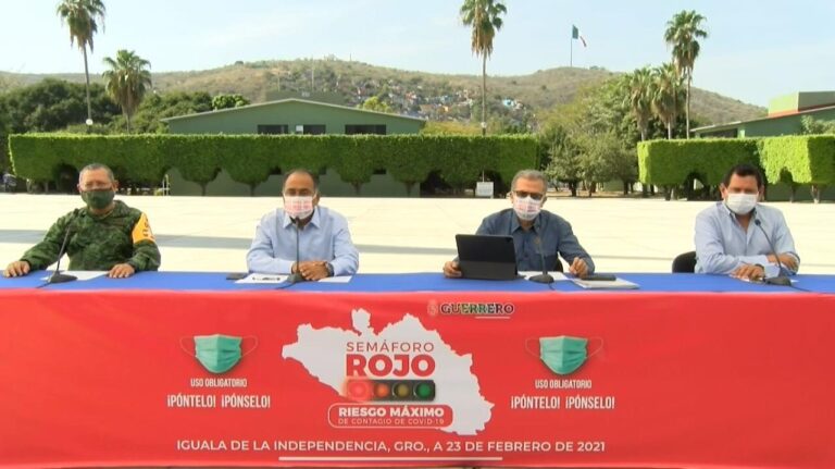 ESPERAMOS QUE EL VIERNES GUERRERO CAMBIE  DE COLOR EN EL SEMÁFORO EPIDEMIOLÓGICO : HÉCTOR ASTUDILLO •Reporta el secretario de Salud, Carlos de la Peña una disminución en contagios y hospitalizaciones por Covid-19 Chilpancingo., Gro, 23 de febrero de 2021 El gobernador Héctor Astudillo Flores confió que el próximo viernes, Guerrero tenga buenas noticias respecto al cambio de color en el semáforo epidemiológico, ya que los contagios y hospitalizaciones están disminuyendo. En la transmisión número 114, desde el 27 batallón de Infantería en Iguala, el titular del Ejecutivo guerrerense estuvo acompañado del comandante de la Novena Región Militar, Eufemio Ibarra Flores, así como los secretarios de Salud, Carlos de la Peña Pintos y de Finanzas y Administración, Tulio Samuel Pérez Calvo. Astudillo Flores también informó que en la entidad continúa el proceso de vacunación contra el Covid-19. Anunció que este miércoles 24 de febrero, el presidente Andrés Manuel López Obrador y su homólogo de Argentina, Alberto Fernández visitarán Iguala para conmemorar el Día de la Bandera. Por su parte, en la presentación de los datos de la evolución de la pandemia por el Covid-19 en la entidad, el secretario de Salud, Carlos de la Peña Pintos indicó que Guerrero acumula 34 mil 862 casos positivos y 3 mil 531 defunciones. En la detección de casos nuevos, apuntó que son 109, con una tendencia a la baja, mientras que los casos activos se atienden oportunamente a través de brigadas a fin de evitar la propagación del virus. Añadió que 256 pacientes permanecen hospitalizados, de estos, 57 están intubados, con un descenso en la ocupación hospitalaria que es del 35 por ciento y el 23 por ciento en ocupación de ventiladores. Respecto a las defunciones, agregó que en el mes de febrero se registran 516 casos, con un promedio de 23.4 muertes por día. «Esperamos que el próximo viernes tengamos buenos resultados en el semáforo epidemiológico», puntualizó el gobernador Héctor Astudillo Flores al concluir la transmisión.