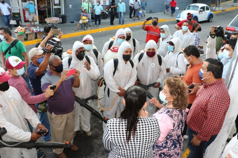 Celebran vecinos de la Morelos acciones de limpieza y desinfección que encabezó Adela Román