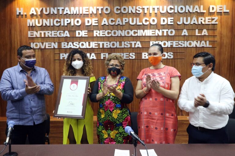 Recibe Paloma Baños reconocimiento del Gobierno de Acapulco