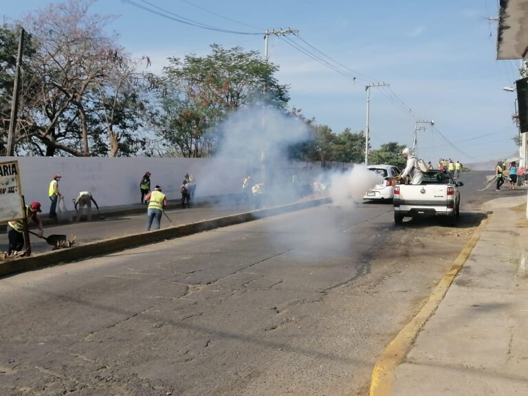 Intensifican brigadas de limpieza en la zona poniente de Acapulco