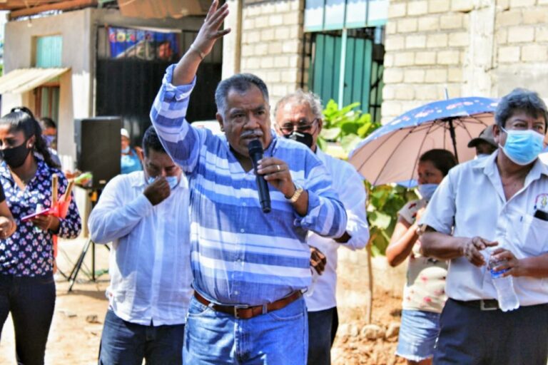 Da banderazo Víctor Aguirre a pavimentación de la calle Miraflores del Pedregoso, Acapulco