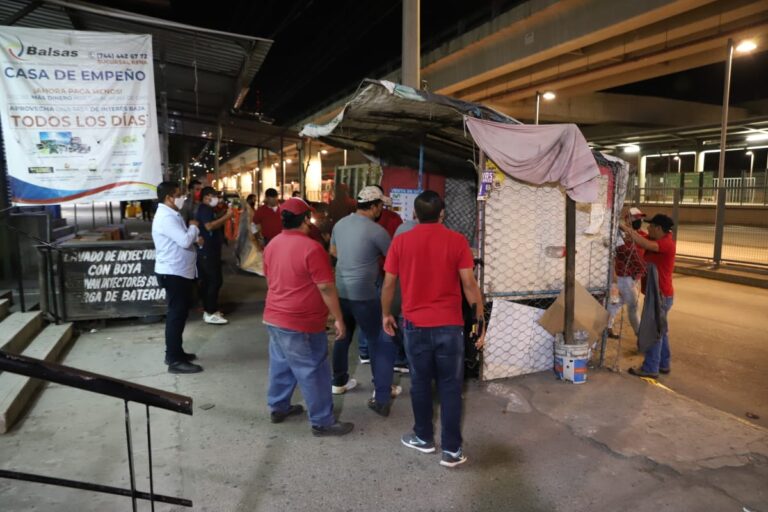 Retira Vía Pública 63 puestos semifijos del bulevar Vicente Guerrero