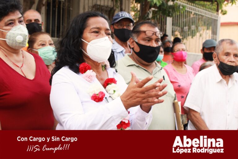 Reconocen colonos la trayectoria de la Mtra. Abelina López Rodríguez.