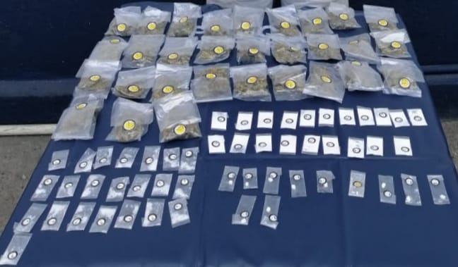 Aseguran a dos sujetos; uno con presunta droga y otro con cartuchos de uso exclusivo del Ejército