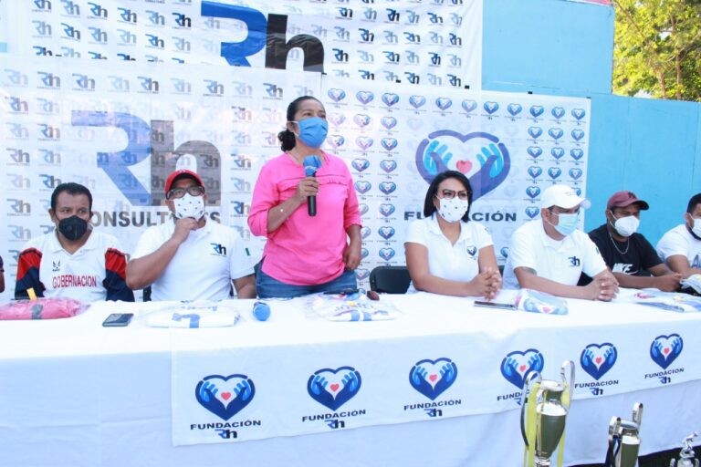 Entrega Abelina López Rodríguez uniformes gestionados ante la Fundación Rh.