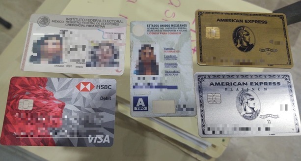 Aseguran a mujer que realizaba compras con tarjetas de crédito robadas