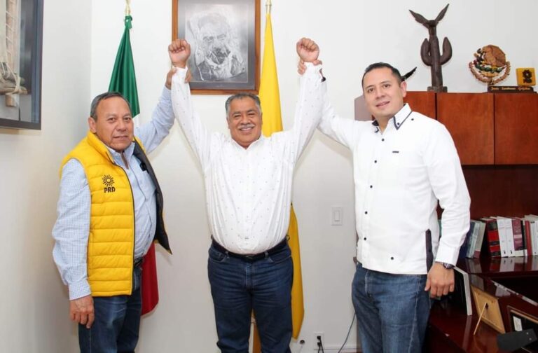 Se reúne Víctor Aguirre con el dirigente del PRD, Jesús Zambrano y Ángel Ávila
