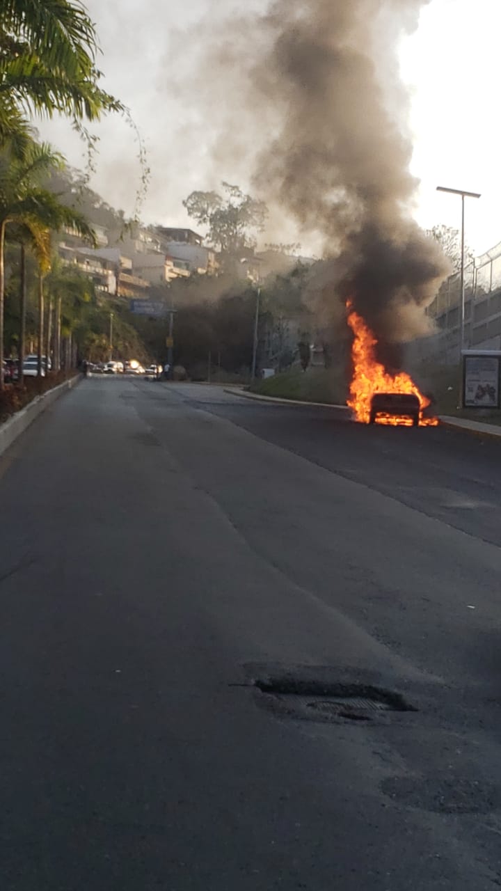 Un vehículo se incendió al por un corto circuito en la avenida Escénica en Acapulco