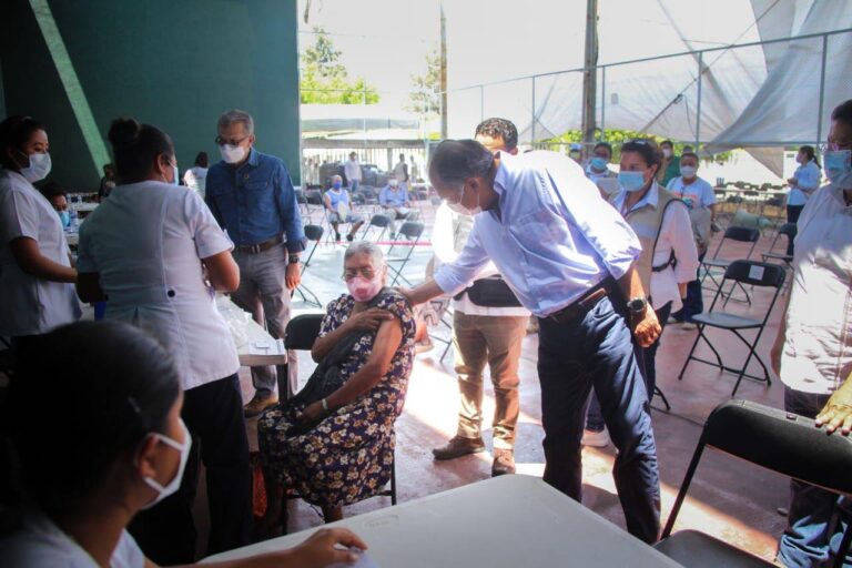 SUPERVISAN GOBERNADOR HÉCTOR ASTUDILLO Y DELEGADO FEDERAL MACROPUNTOS DE VACUNACIÓN EN ZITLALA Y CHILAPA