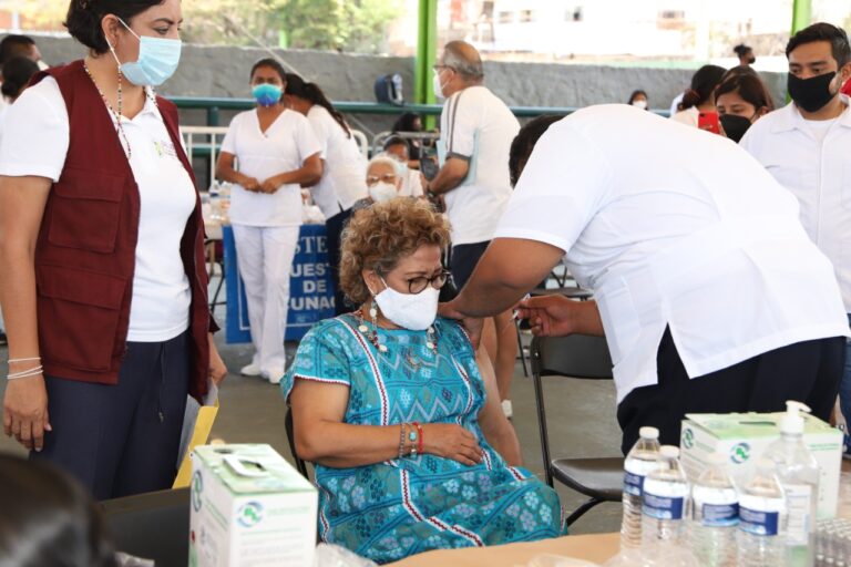 Recibe Adela Román vacuna contra el COVID-19