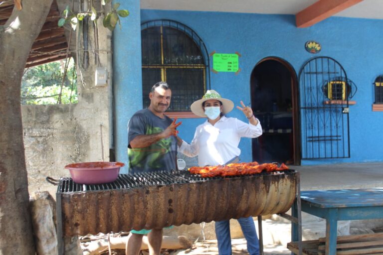 Reciben en Nuxco con entusiasmo a Jesusita Galeana