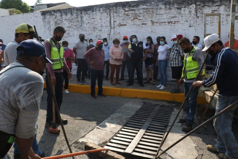 Supervisa Adela Román limpieza de canales y alcantarillas