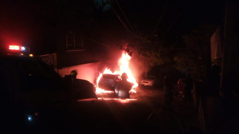 Primera lluvia del año provocó un incendio de auto en Acapulco