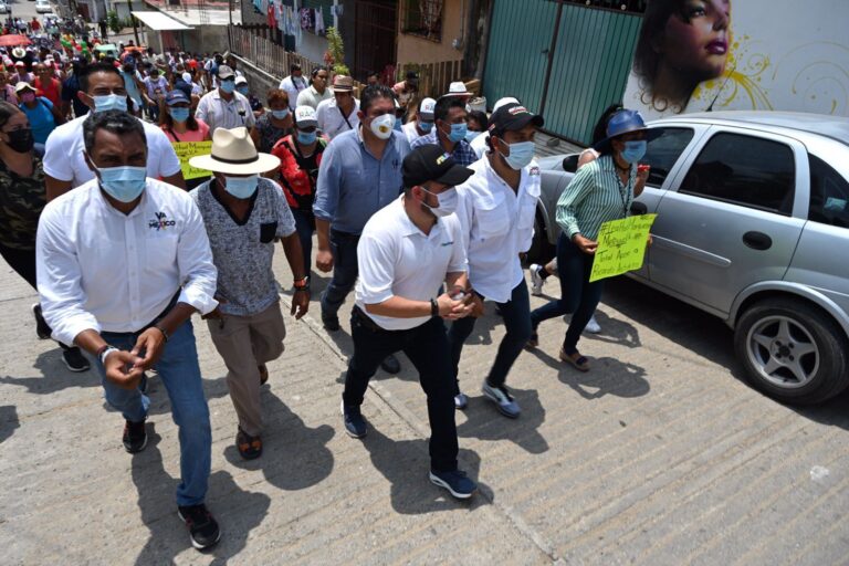 Taja sí cumple, reconocen colonos que ayudó cuando fue diputado