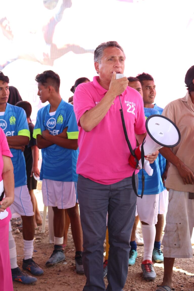 Se compromete Manuel Negrete a mejorar cancha de El Campanario
