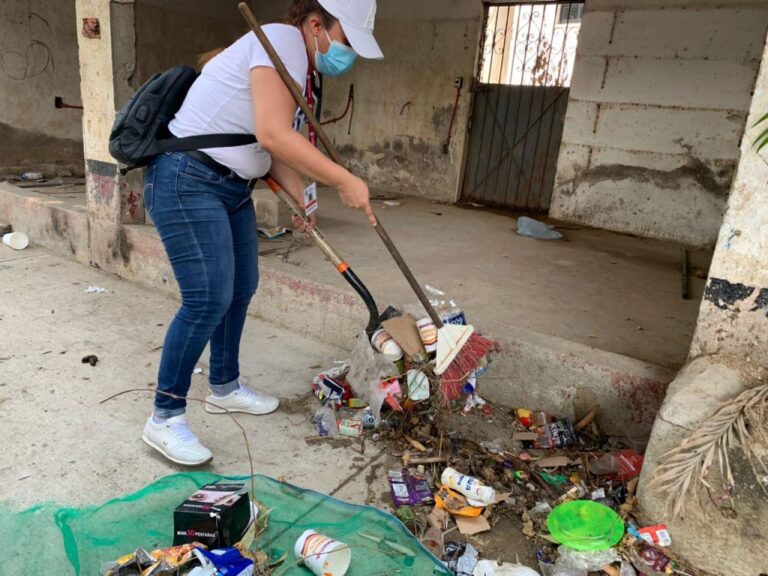 Llevan brigada de limpieza integral al poblado de Puerto Marqués