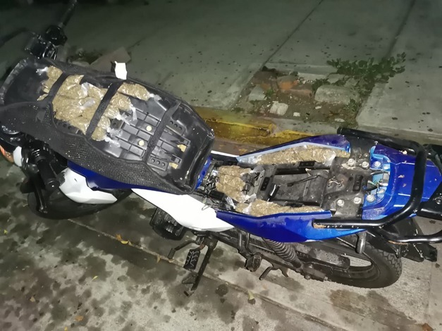 Aseguran preventivos motocicleta con droga en la colonia Progreso