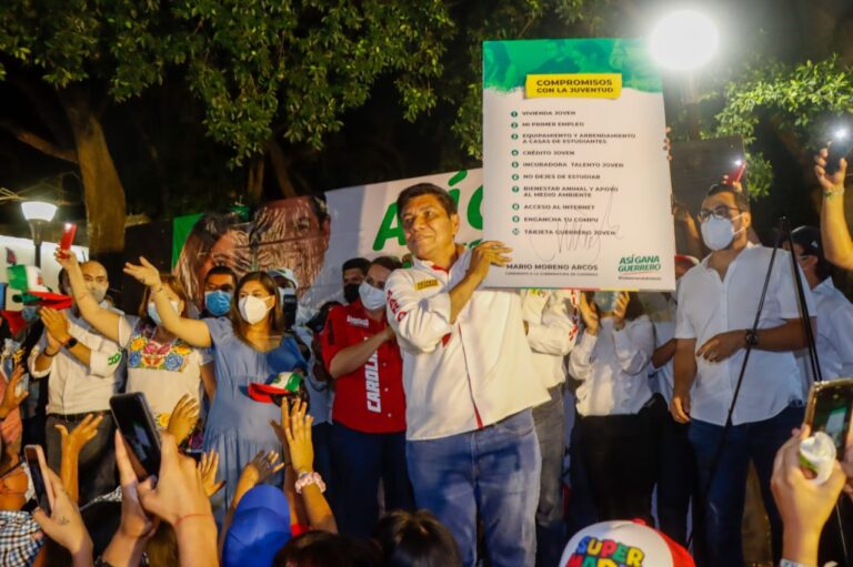 Mario Moreno Arcos firma 10 compromisos con la juventud de Guerrero