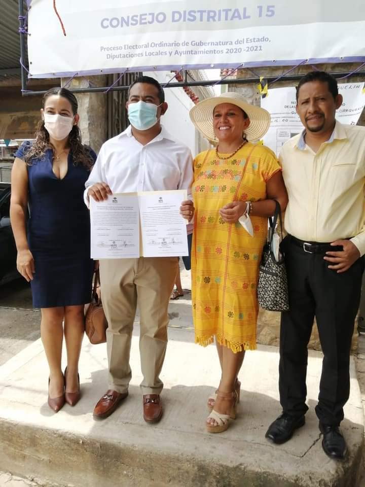 Entrega el Consejo Distrital XV del IEPC, la Constancia de Mayoría para la presidencia municipal por el Municipio de Marquelia al licenciado Lincer Clemente