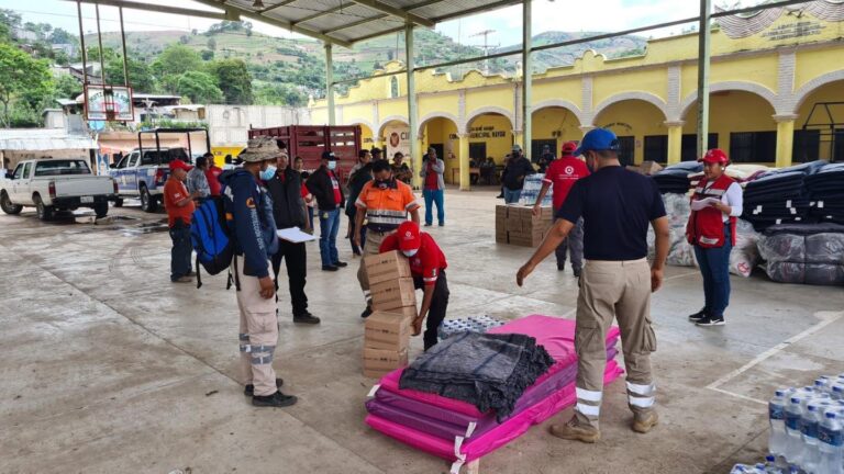GOBIERNO DEL ESTADO ATIENDE A FAMILIAS AFECTADAS POR LA APARICIÓN DE GRIETAS EN LA LOCALIDAD DE HUITZAPULA SUR