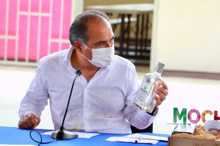 RECONOCE GOBERNADOR HÉCTOR ASTUDILLO CALIDAD DE MEZCAL “MUJERES”, ELABORADO EN MOCHITLÁN