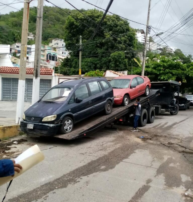 Retira Vía Pública Municipal 7 automóviles chatarras abandonados