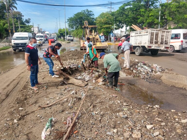 Atiende Maquinaria Pesada deslaves y desprendimiento de rocas