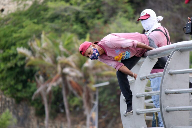 Retira Servicios Públicos media tonelada de basura en acantilados