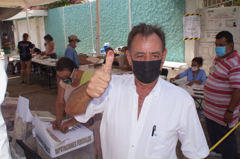 EMITE CARLOS REYES PARIS SU VOTO EN LA SECCION 042