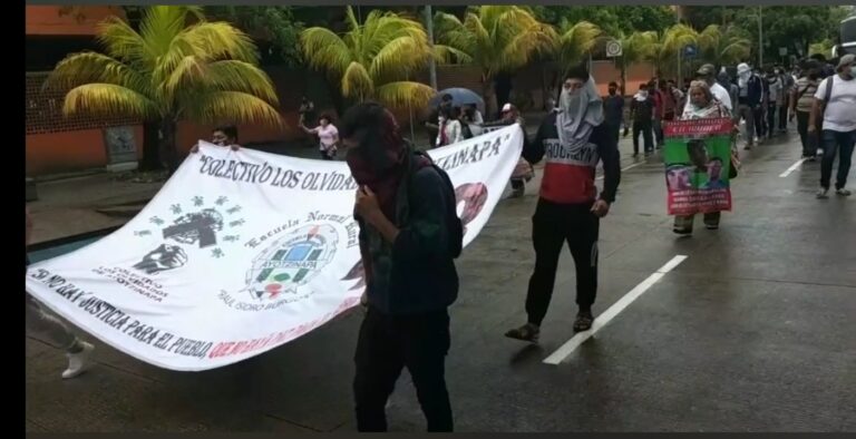 Jóvenes de Ayotzinapa bloquean costera Miguel Alemán en Acapulco