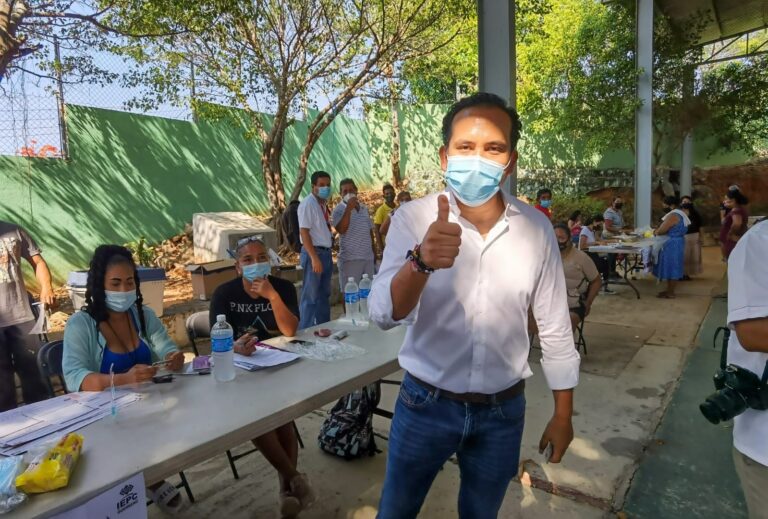 Ricardo Astudillo Calvo, candidato a la diputación local por el Distrito 7 de Acapulco emite su voto en esta jornada electoral 2021