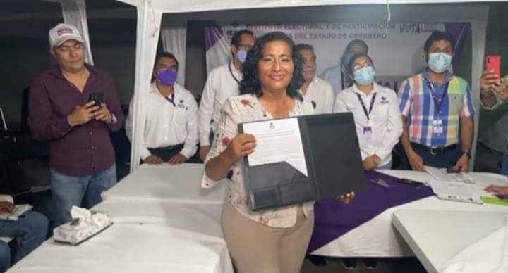 Recibe Constancia de Mayoría Abelina López Rodríguez.