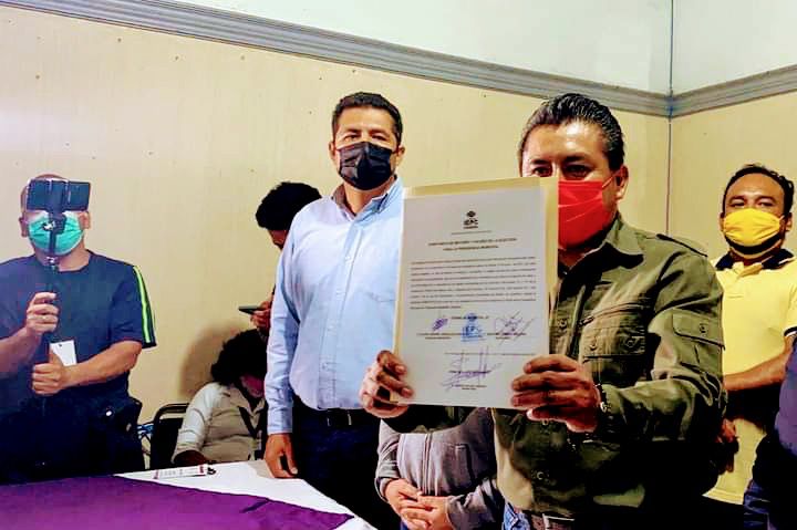 Gilberto Solano Arriaga, de la coalición PRI-PRD recibió su constancia de mayoría que lo acredita como Presidente Municipal electo de Tlapa